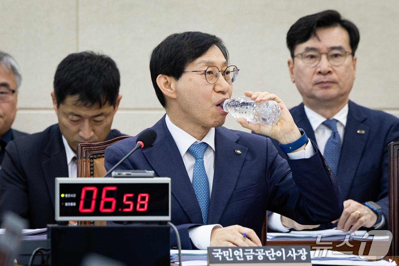 본문 이미지 - 김성주 국민연금공단 이사장이 14일 서울 여의도 국회에서 열린 보건복지위원회의 국민연금공단에 대한 국정감사에 출석해 물을 마시고 있다. 2026.10.14 ⓒ 뉴스1 유승관 기자