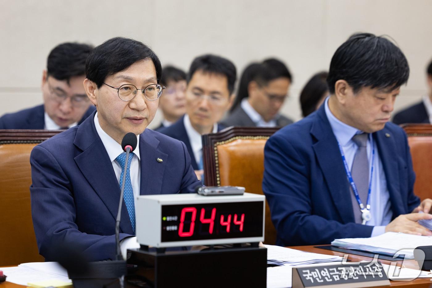 본문 이미지 - 김성주 국민연금공단 이사장이 14일 서울 여의도 국회에서 열린 보건복지위원회의 국민연금공단에 대한 국정감사에 출석해 의원 질의에 답하고 있다. 2026.10.14 ⓒ 뉴스1 유승관 기자