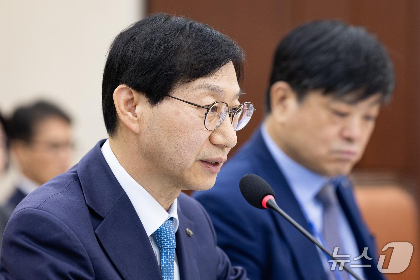 본문 이미지 - 김성주 국민연금공단 이사장이 14일 서울 여의도 국회에서 열린 보건복지위원회의 국민연금공단에 대한 국정감사에 출석해 의원 질의에 답하고 있다. 2026.10.14 ⓒ 뉴스1 유승관 기자