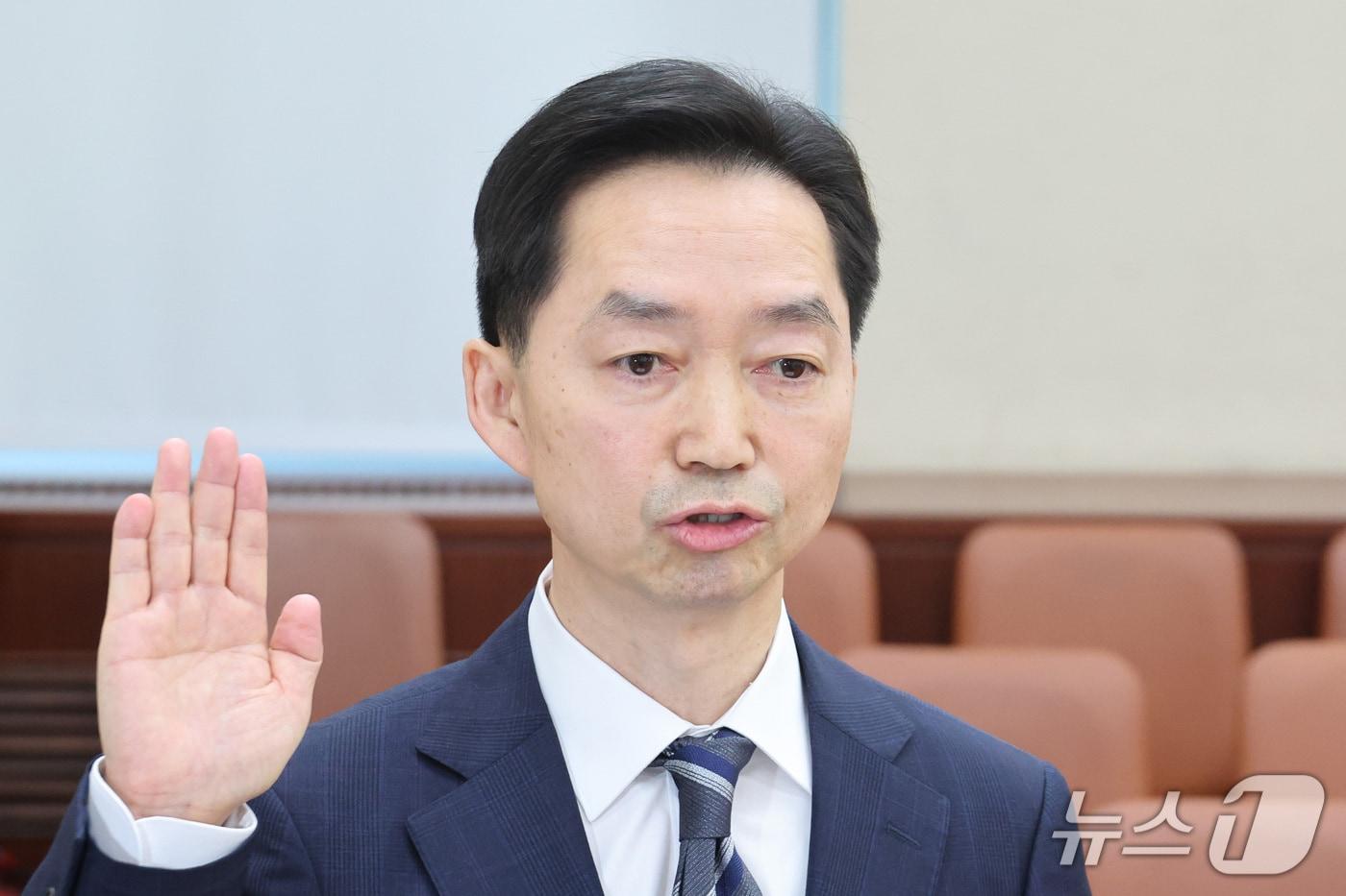 본문 이미지 - 김지용 중대범죄수사청장 후보자가 14일 서울 여의도 국회에서 열린 행정안전위원회 인사청문회에서 증인 선서를 하고 있다. 2026.10.14 ⓒ 뉴스1 신웅수 기자