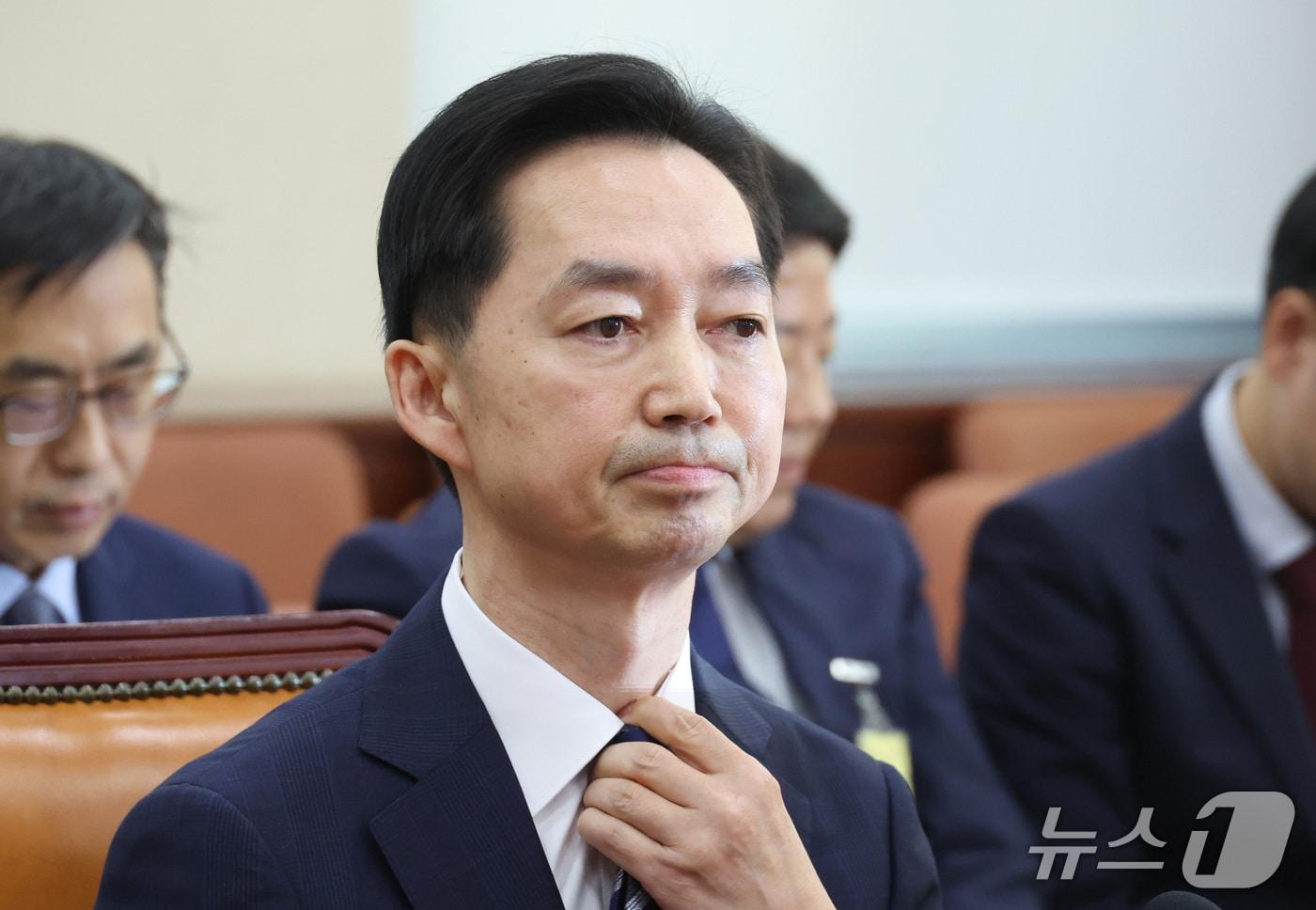 본문 이미지 - 김지용 중대범죄수사청장 후보자가 14일 서울 여의도 국회에서 열린 행정안전위원회 인사청문회에서 넥타이를 고쳐매고 있다. 2026.10.14 ⓒ 뉴스1 신웅수 기자