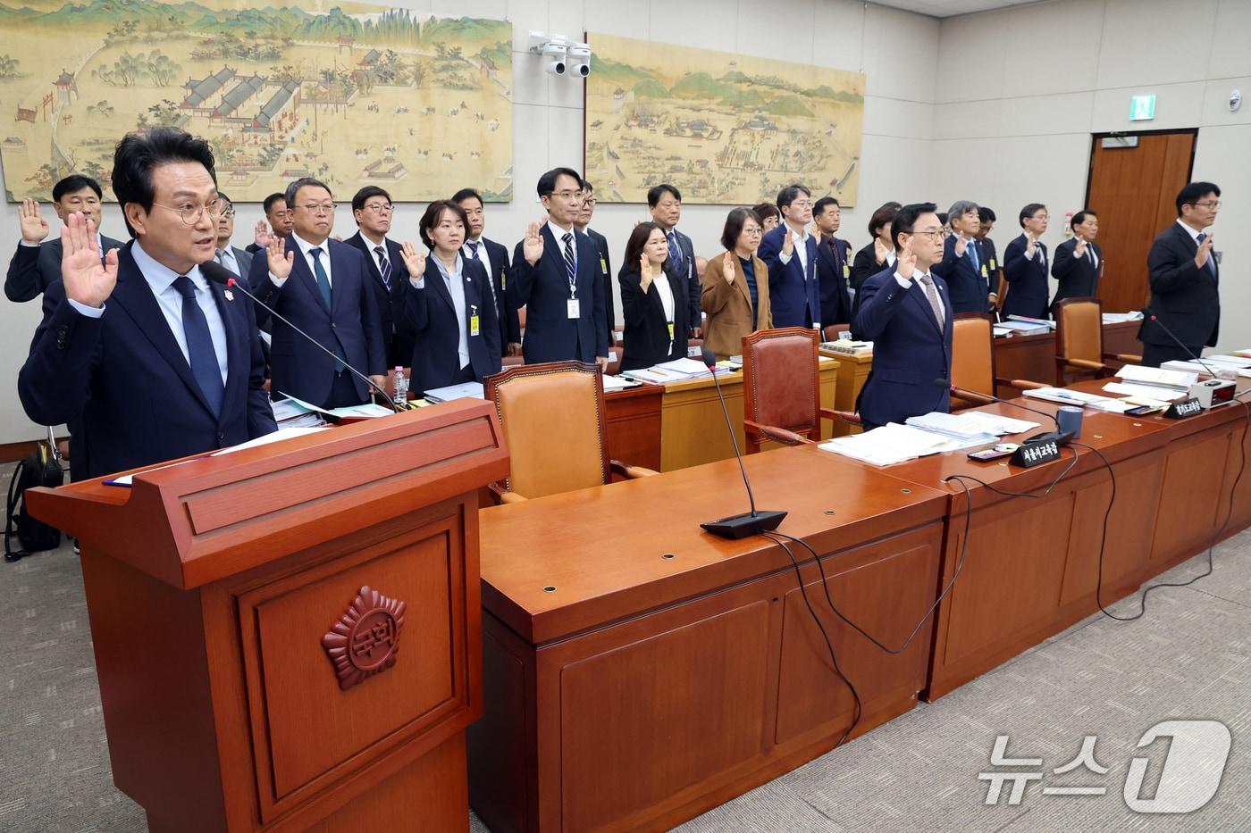 본문 이미지 - 안민석 경기도 교육감(앞줄 왼쪽부터)과 정근식 서울시 교육감, 도성훈 인천시 교육감이 14일 서울 여의도 교육위원회에서 열린 서울교육청 등에 대한 국정감사에서 선서를 하고 있다. 2026.10.14 ⓒ 뉴스1 황기선 기자