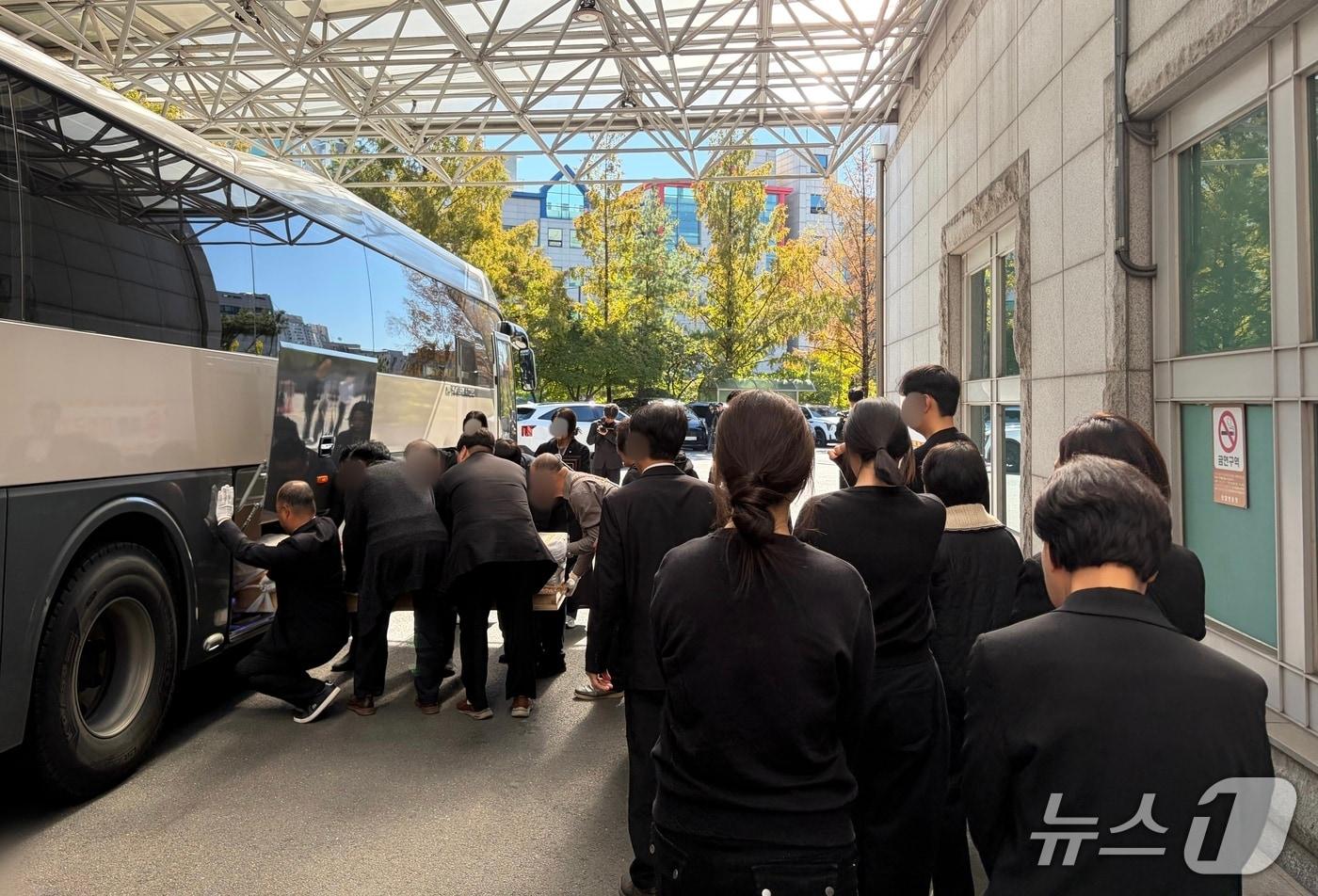 본문 이미지 - 지난 11일 서울 송파구에서 혼인무효 소송 중이던 아내를 납치한 20대 남성에게 살해당한 장모의 발인식이 14일 오전 서울 송파구의 한 장례식장에서 열렸다. 2026.10.14.ⓒ 뉴스1 신은빈 기자