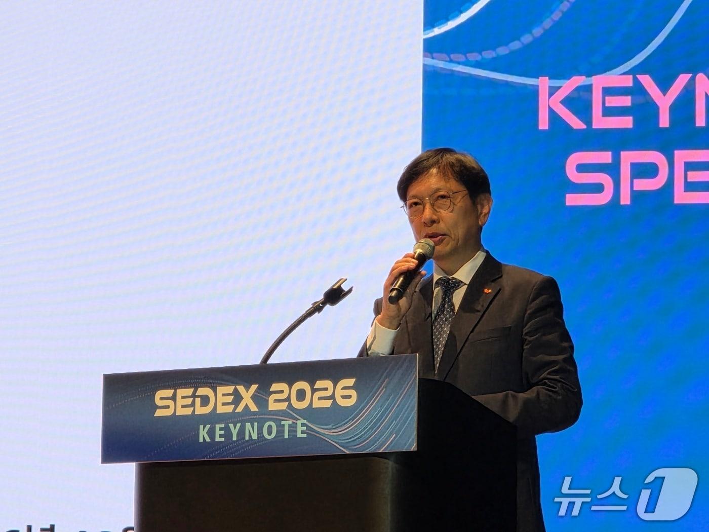 본문 이미지 - 안현 SK하이닉스 사장이 14일 서울 강남구 코엑스에서 열린 '반도체 대전 2026'에서 기조강연을 하고 있다. 2026. 10 14/뉴스1 황진중 기자