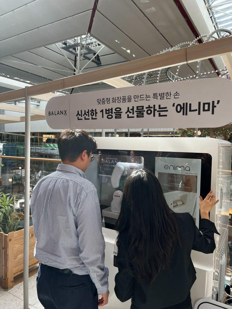 본문 이미지 - 뷰티테크 기업 릴리커버의 맞춤형 화장품 자동 조제 시스템 '에니마 라이트'. 인공지능(AI) 기반 피부 분석 결과에 따라 로봇이 원료를 배합해 개인 맞춤형 화장품을 제조한다. (릴리커버 제공)