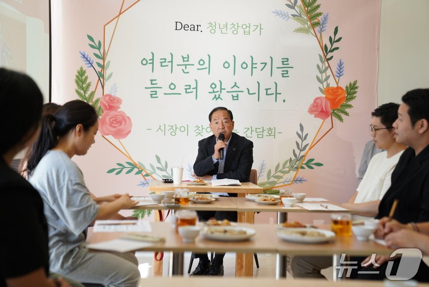 본문 이미지 - 이병선 속초시장-지역 청년창업가 간담회.(속초시 제공. 재판매 및 DB 금지) 2026.10.14/뉴스1