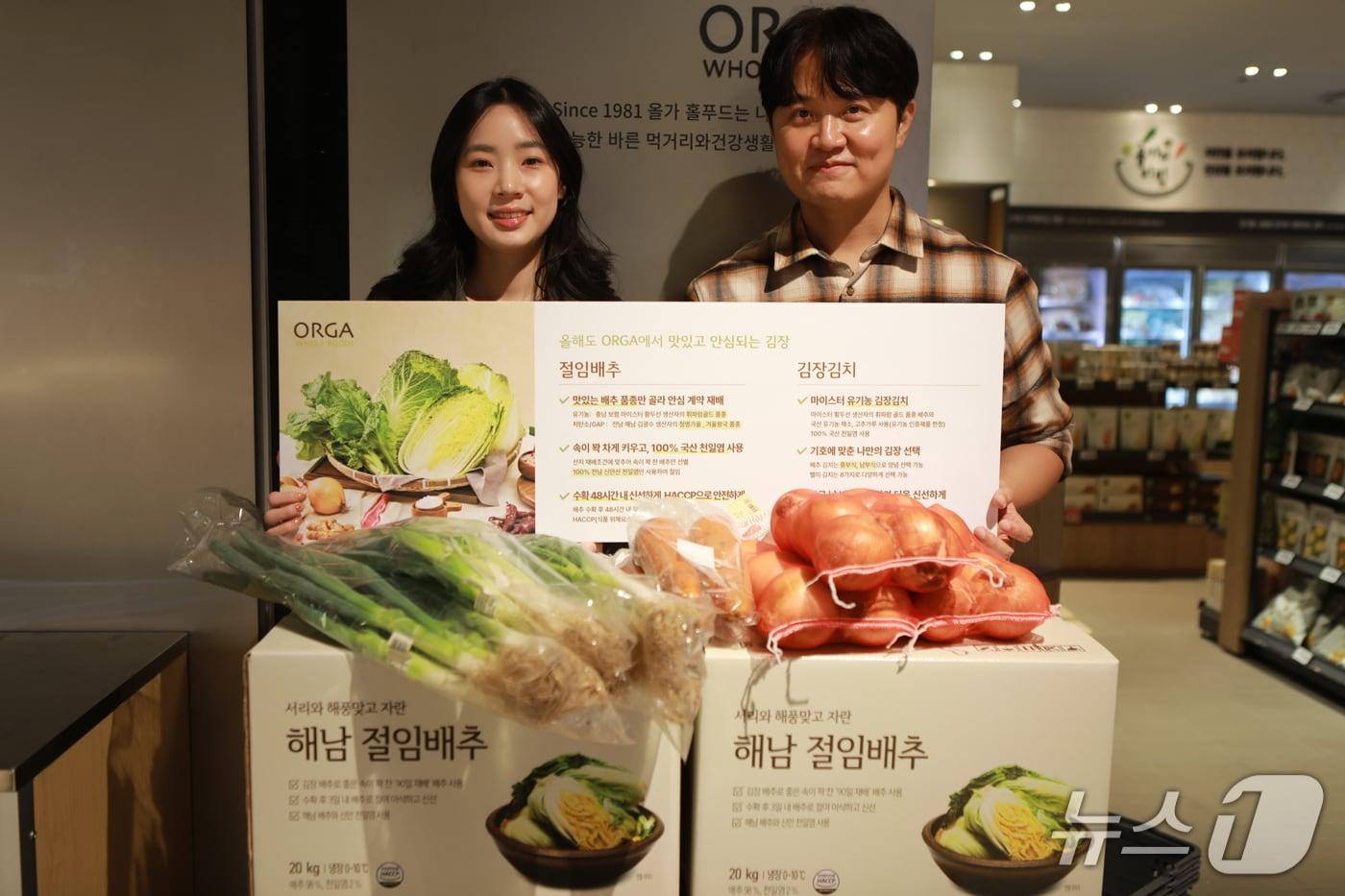 본문 이미지 - 롯데백화점 광주점 직원들이 14일 절임배추를 선보이고 있다. 광주점은 내달 8일까지 김장김치 사전 예약 행사를 진행한다. (광주점 제공. 재판매 및 DB 금지) 