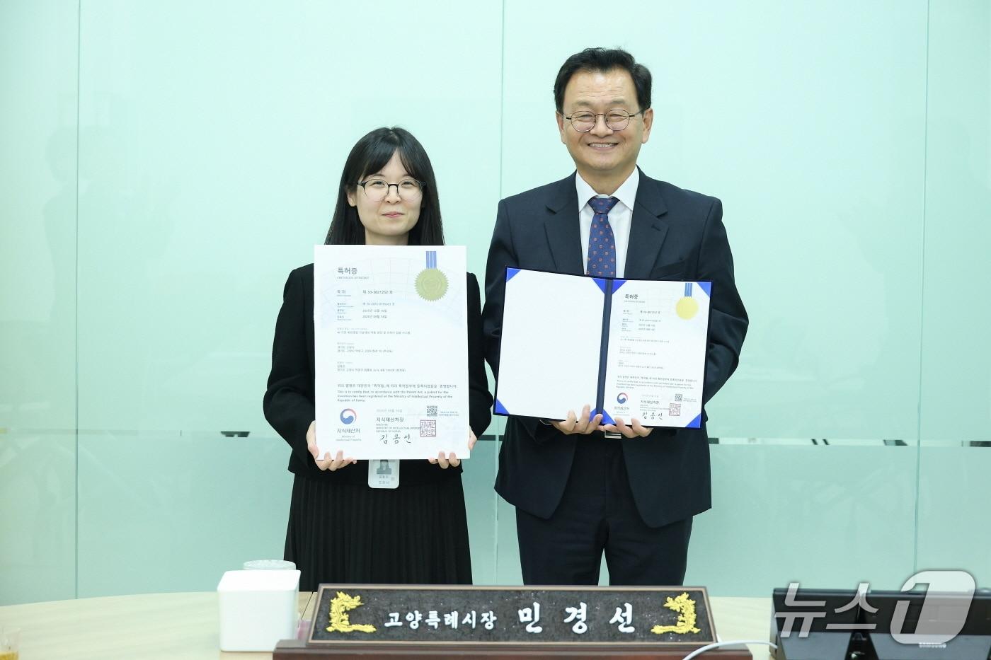 본문 이미지 - 지난 13일 민경선 고양시장이 시장 집무실에서 김동은 주무관과 특허 등록을 축하하는 자리를 한 뒤 기념촬영을 하고 있다. (고양시 제공, 재판매 및 DB금지)