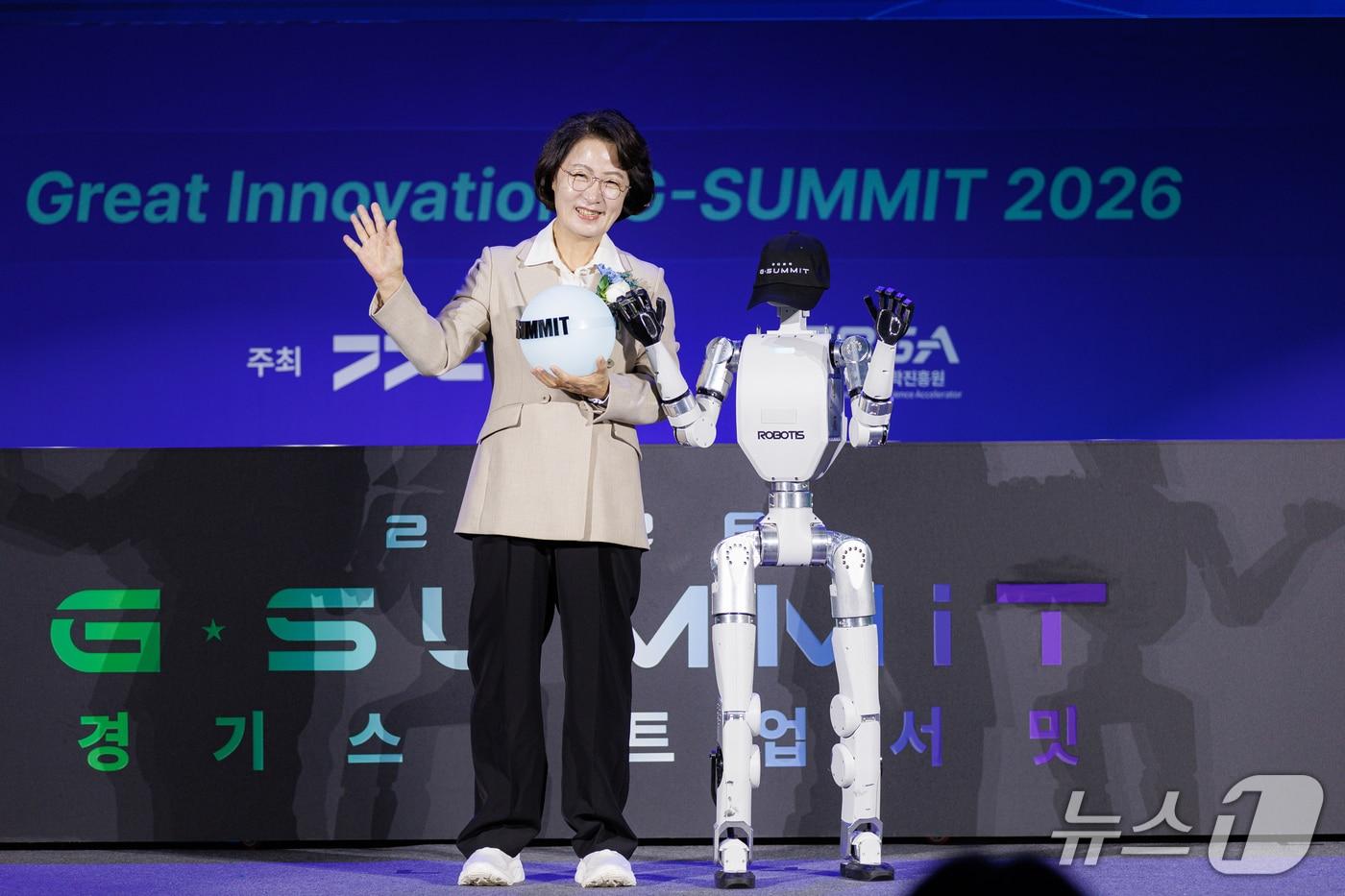 본문 이미지 - 14일 2026 경기 스타트업 서밋(G-SUMMIT 2026) 개막식에서 추미애 경기도지사가 인사말을 하고 있다.