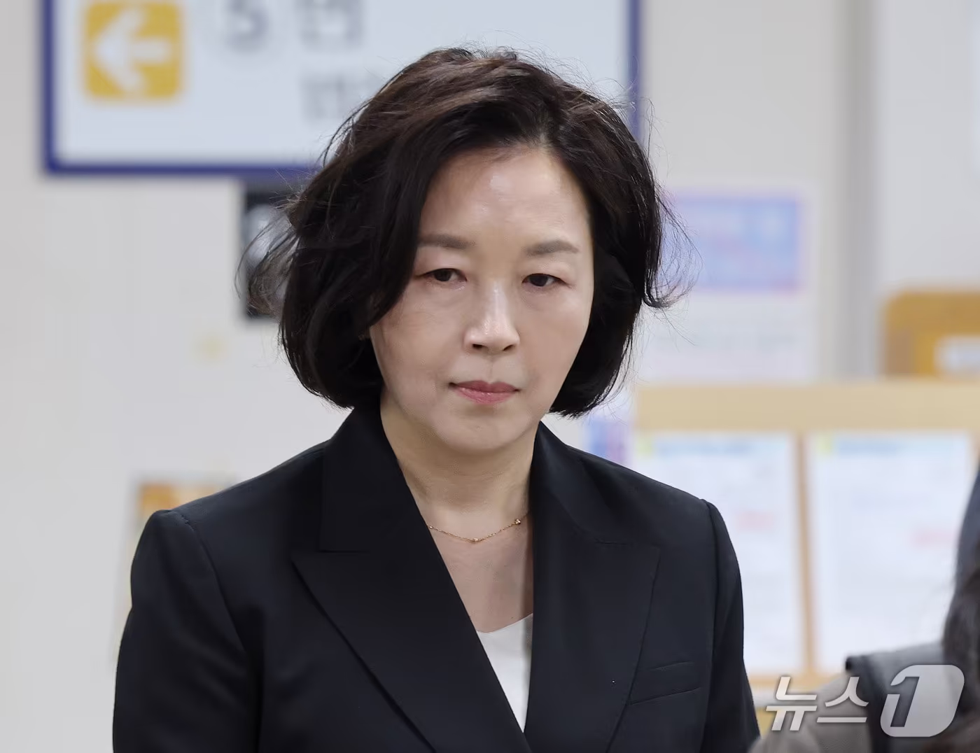 본문 이미지 - 1억원의 공천 헌금 의혹을 받는 김경 전 서울시의원이 14일 서울 서초구 서울중앙지방법원에서 열린 1심 선고 공판에 출석하고 있다. (공동취재) 2026.10.14 ⓒ 뉴스1 박세연 기자