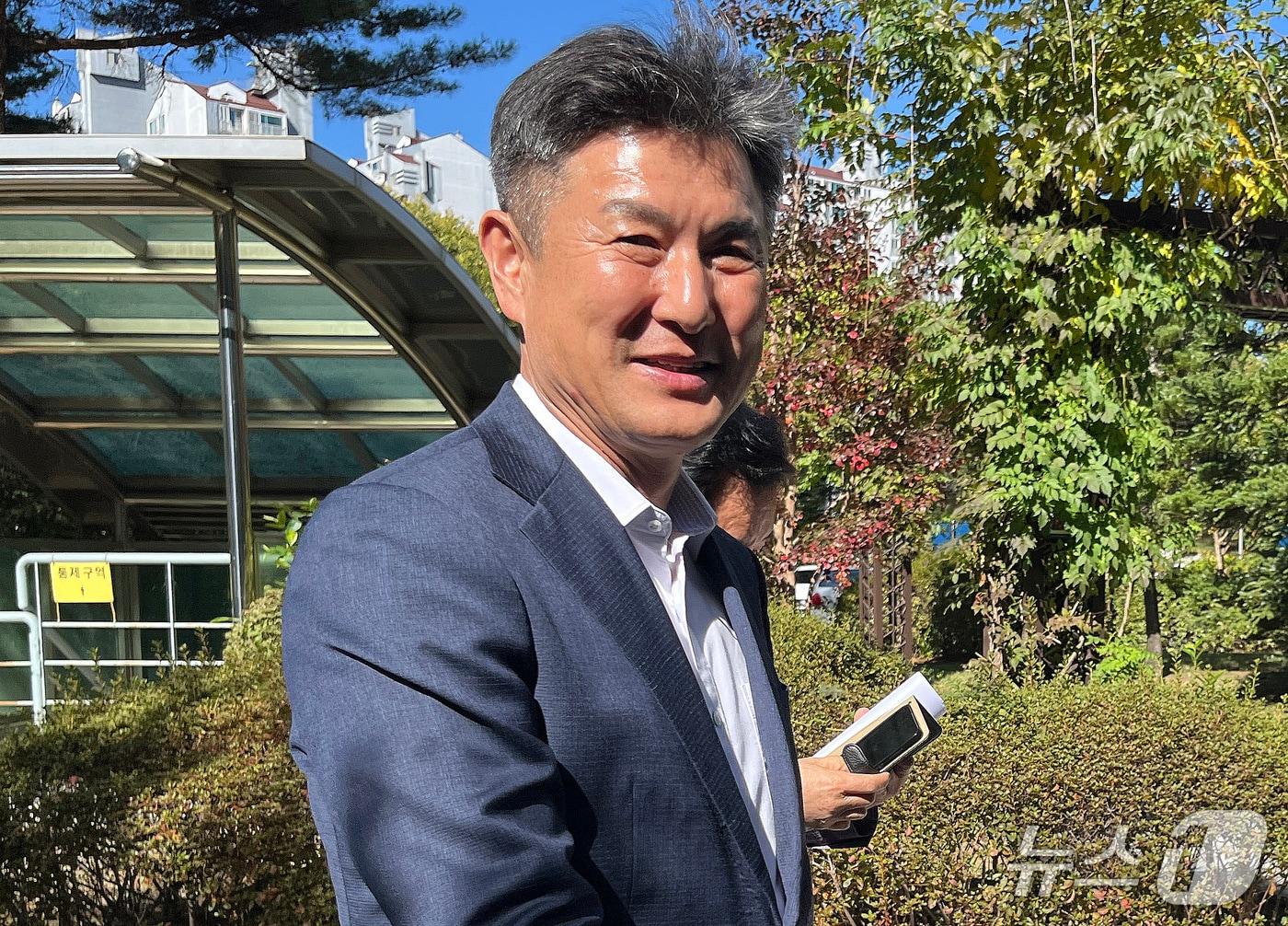 본문 이미지 - 공직선거법상 호별 방문 제한 위반 혐의를 받는 김동욱 서울 도봉구청장이 14일 오후 서울 도봉구 서울북부지방법원에서 열린 첫 공판에 출석하고 있다. 2026.10.14 ⓒ 뉴스1 김기민 인턴기자