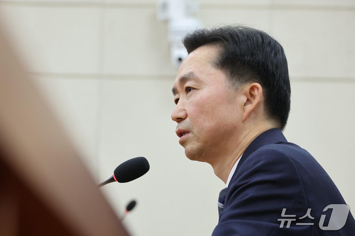 본문 이미지 - 김지용 중대범죄수사청장 후보자가 14일 서울 여의도 국회에서 열린 행정안전위원회 인사청문회에서 의원 질의에 답변하고 있다. 2026.10.14 ⓒ 뉴스1 신웅수 기자