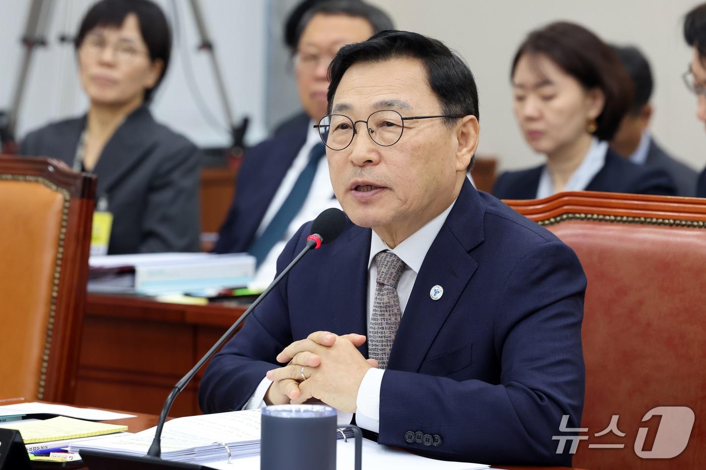 본문 이미지 - 정근식 서울시 교육감이 14일 서울 여의도 교육위원회에서 열린 서울교육청 등에 대한 국정감사에서 의원 질의에 답하고 있다. 2026.10.14 ⓒ 뉴스1 황기선 기자