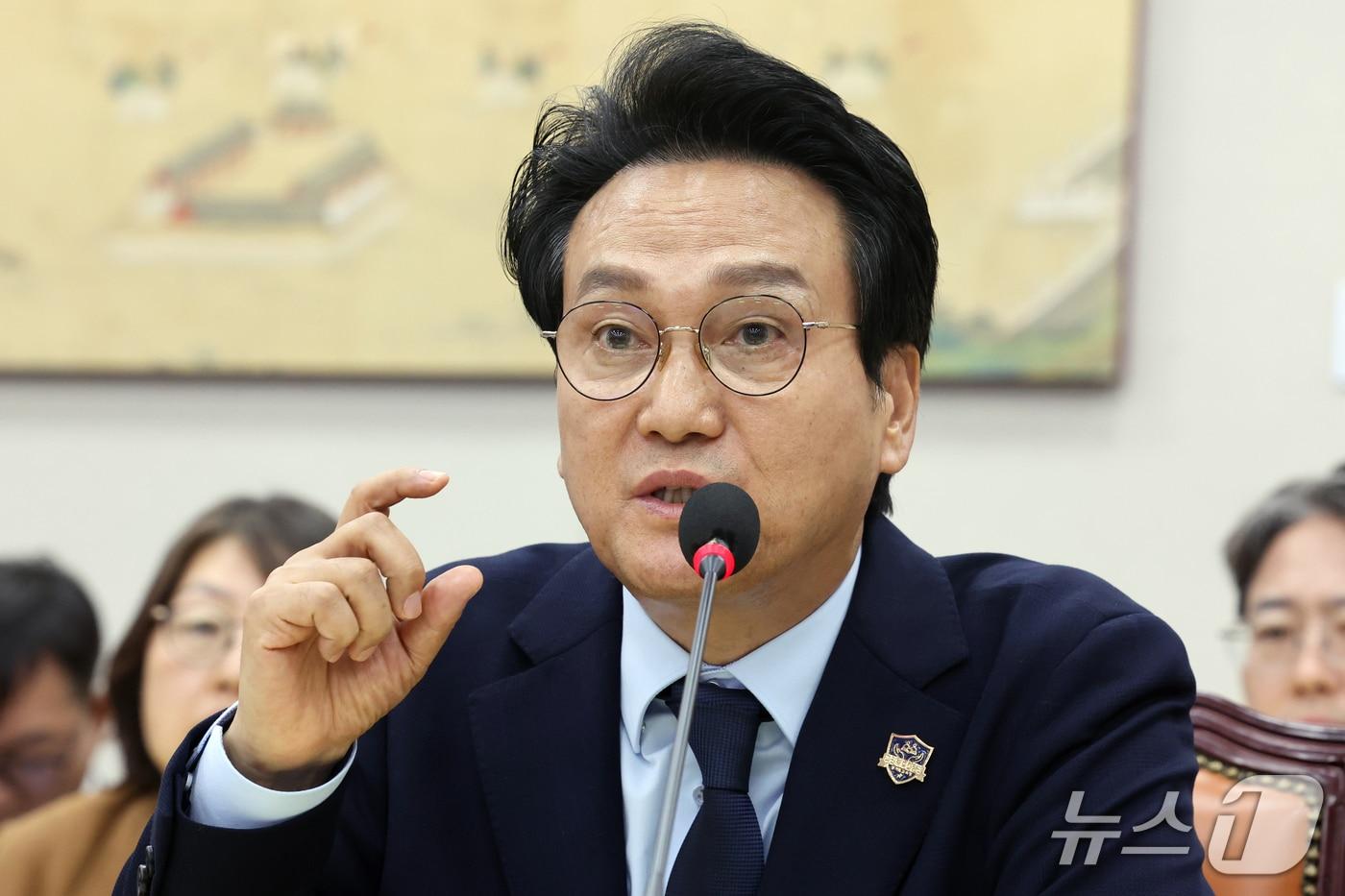 본문 이미지 - 안민석 경기도 교육감이 14일 서울 여의도 교육위원회에서 열린 서울교육청 등에 대한 국정감사에서 의원 질의에 답하고 있다. 2026.10.14 ⓒ 뉴스1 황기선 기자