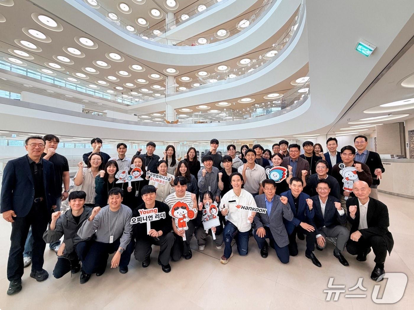 본문 이미지 - 13일 한국앤컴퍼니그룹 판교 본사에서 열린 주니어보드 3분기 워크숍에서 조현범 회장을 비롯한 임직원들이 기념 촬영한 모습(한국앤컴퍼니그룹 제공). 2026.10.13.