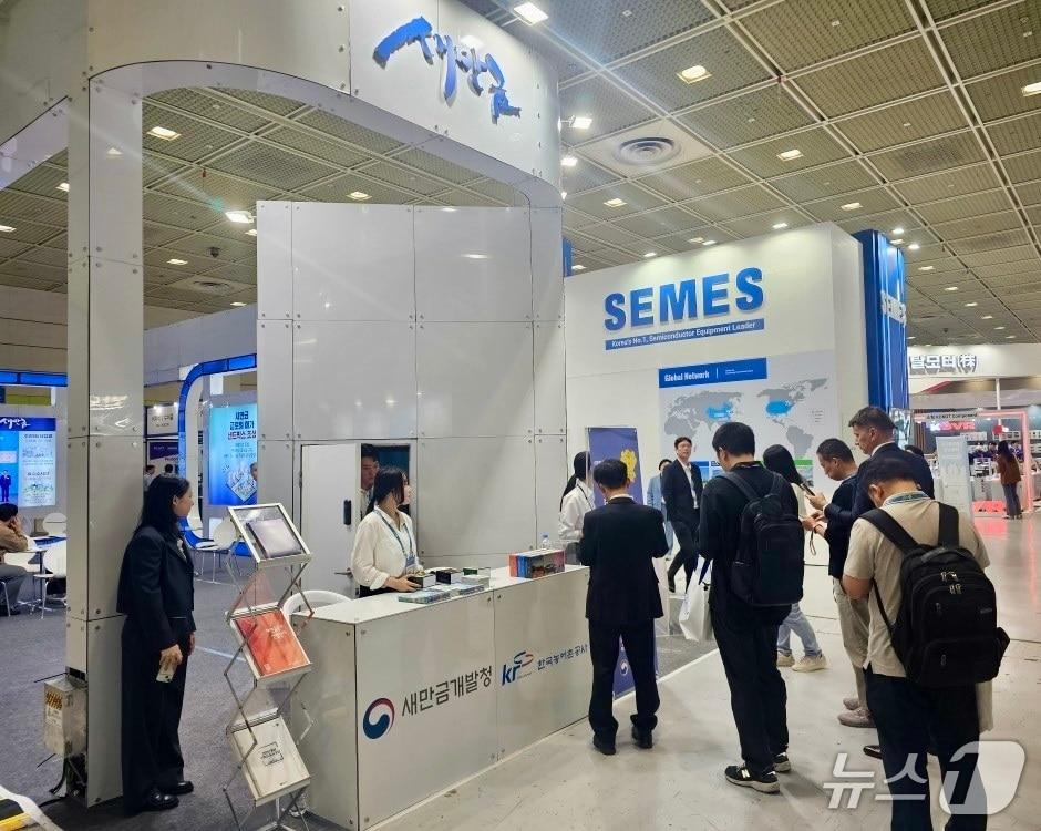 본문 이미지 - 14~16일 서울 코엑스에서 열리는 'SEDEX 2026 반도체대전' 전시장에 마련된 새만금 투자홍보관.(새만금개발청 제공. 재판매 및 DB 금지)/뉴스1