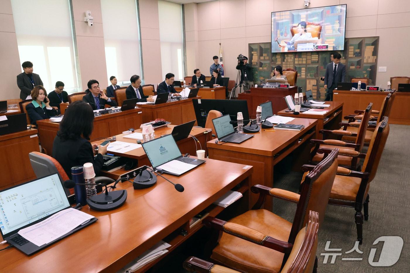 본문 이미지 - 14일 서울 여의도 국회 문화체육관광위원회에서 열린 한국관광공사 등에 대한 국정감사에서 국민의힘 의원 자리가 비어 있다. 국민의힘은 영화 '암살자(들)'의 감독과 제작진 등을 국정감사 증인으로 채택해 달라고 요구했지만 여권의 반대로 채택이 무산됐다. 국민의힘은 이에 반발하며 퇴장했다.. 2026.10.14 ⓒ 뉴스1 황기선 기자