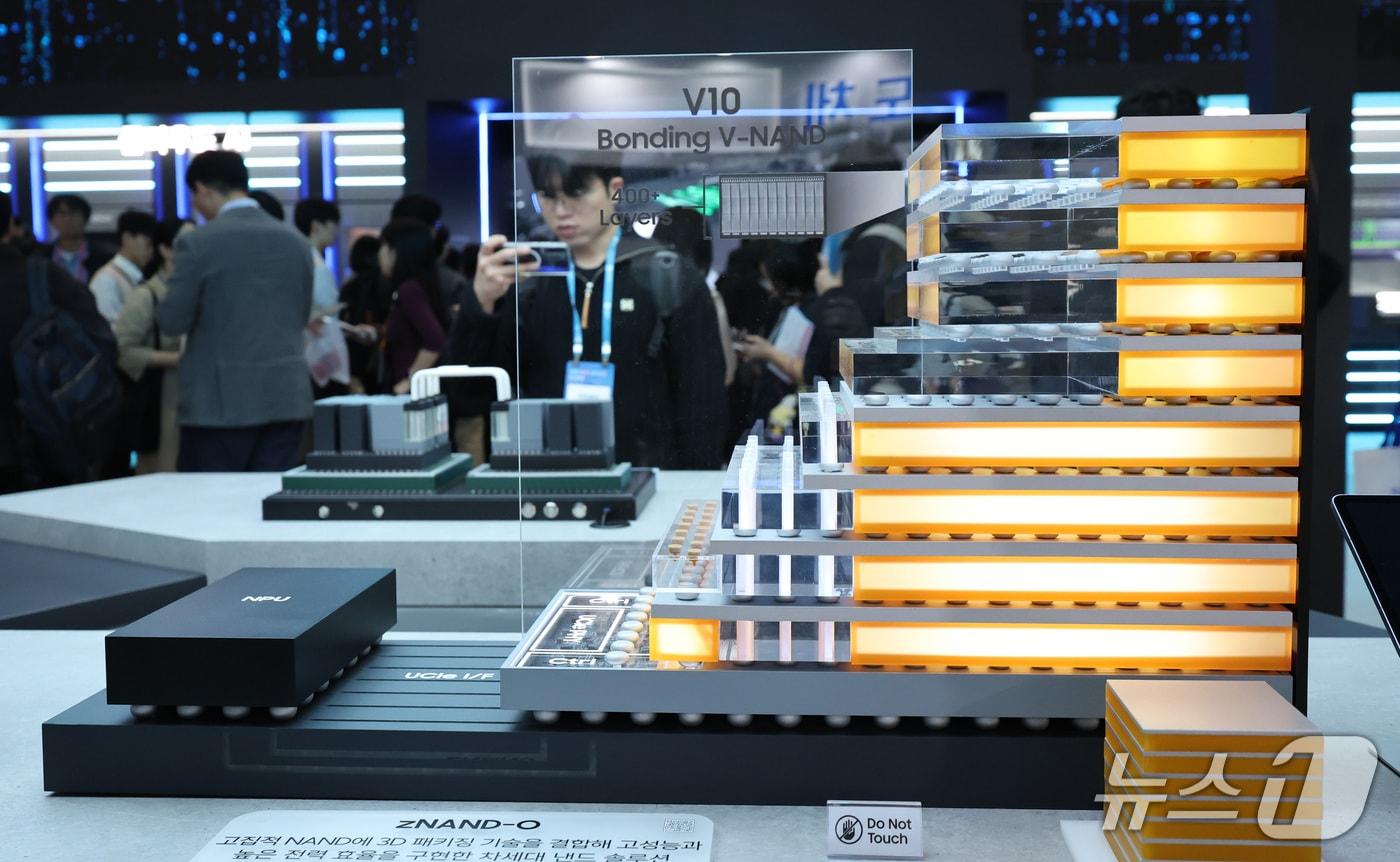 본문 이미지 - 서울 강남구 코엑스에서 열린 ‘SEDEX 2026(제28회 반도체대전)’ 삼성전자 부스에서 관람객들이 차세대 낸드 기술인 ‘zNAND-O’ 모형을 살펴보고 있다. 2026.10.14 ⓒ 뉴스1 박지혜 기자