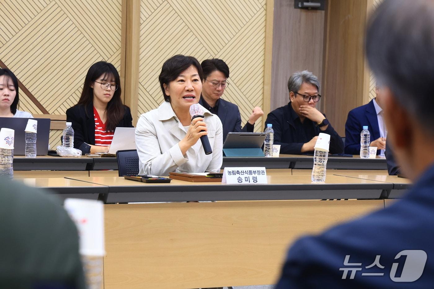 본문 이미지 - 송미령 농림축산식품부 장관은 14일 경상남도 함양군청에서 농촌 이장단 및 농업인들과 간담회를 열고 전국 농지 전수조사의 후속 조치와 제도 개선 방향을 설명했다. (농식품부 제공) /2026.10.14/