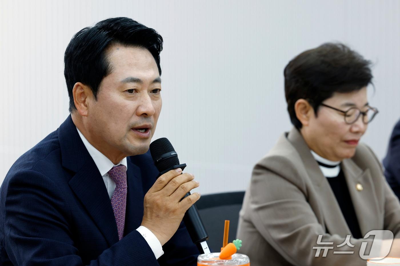 본문 이미지 - 장동혁 국민의힘 대표가 14일 오후 서울 여의도 당사에서 열린 당근위원회 임명장 수여식 및 제1차 회의에서 모두 발언을 하고 있다. 2026.10.14 ⓒ 뉴스1 박정호 기자