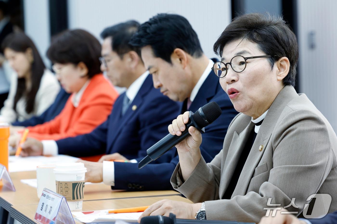 본문 이미지 - 임이자 국민의힘 정책위의장이 14일 오후 서울 여의도 당사에서 열린 당근위원회 임명장 수여식 및 제1차 회의에서 모두 발언을 하고 있다. 2026.10.14 ⓒ 뉴스1 박정호 기자