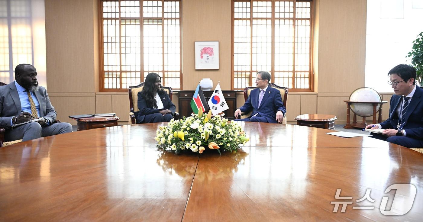 본문 이미지 - 조현 외교부 장관이 14일 아둣 살바 키르 마야르디트 남수단 대통령 특사와 면담을 갖는 모습. (외교부 제공)