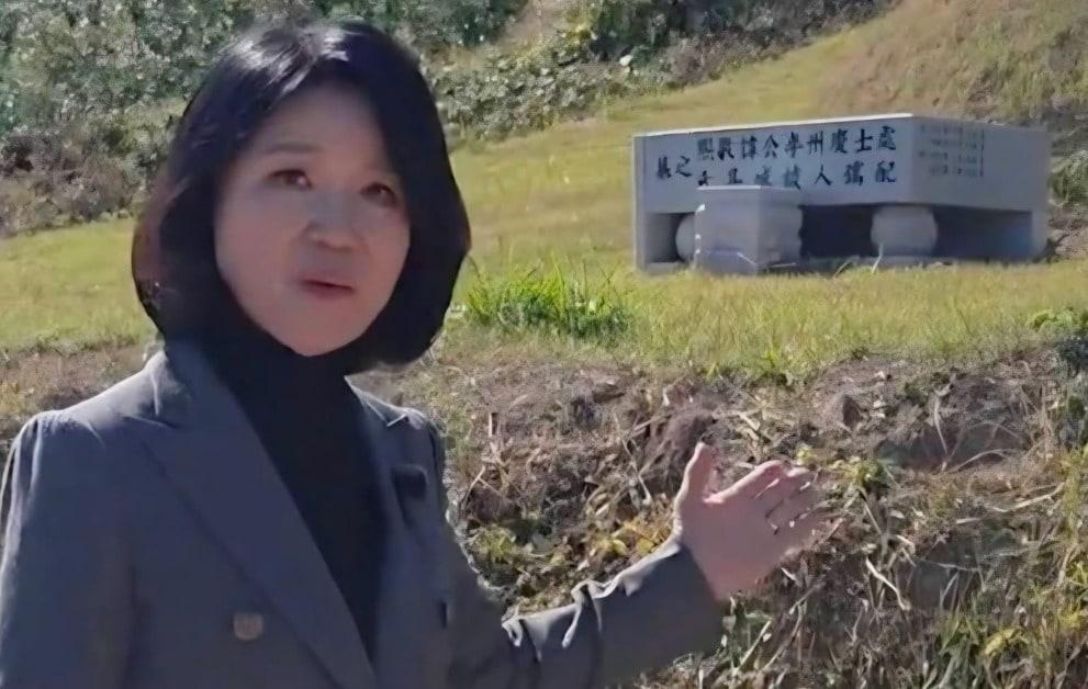 본문 이미지 - 지난 10일 이진숙 국민의힘 의원은 경북 봉화군의 이재명 대통령 부모 묘소를 찾아 '농지에 불법 조성한 묘'라며 비판하는 글과 사진을 SNS에 올렸다. (SNS 갈무리. 재판매 및 DB 금지) ⓒ 뉴스1  