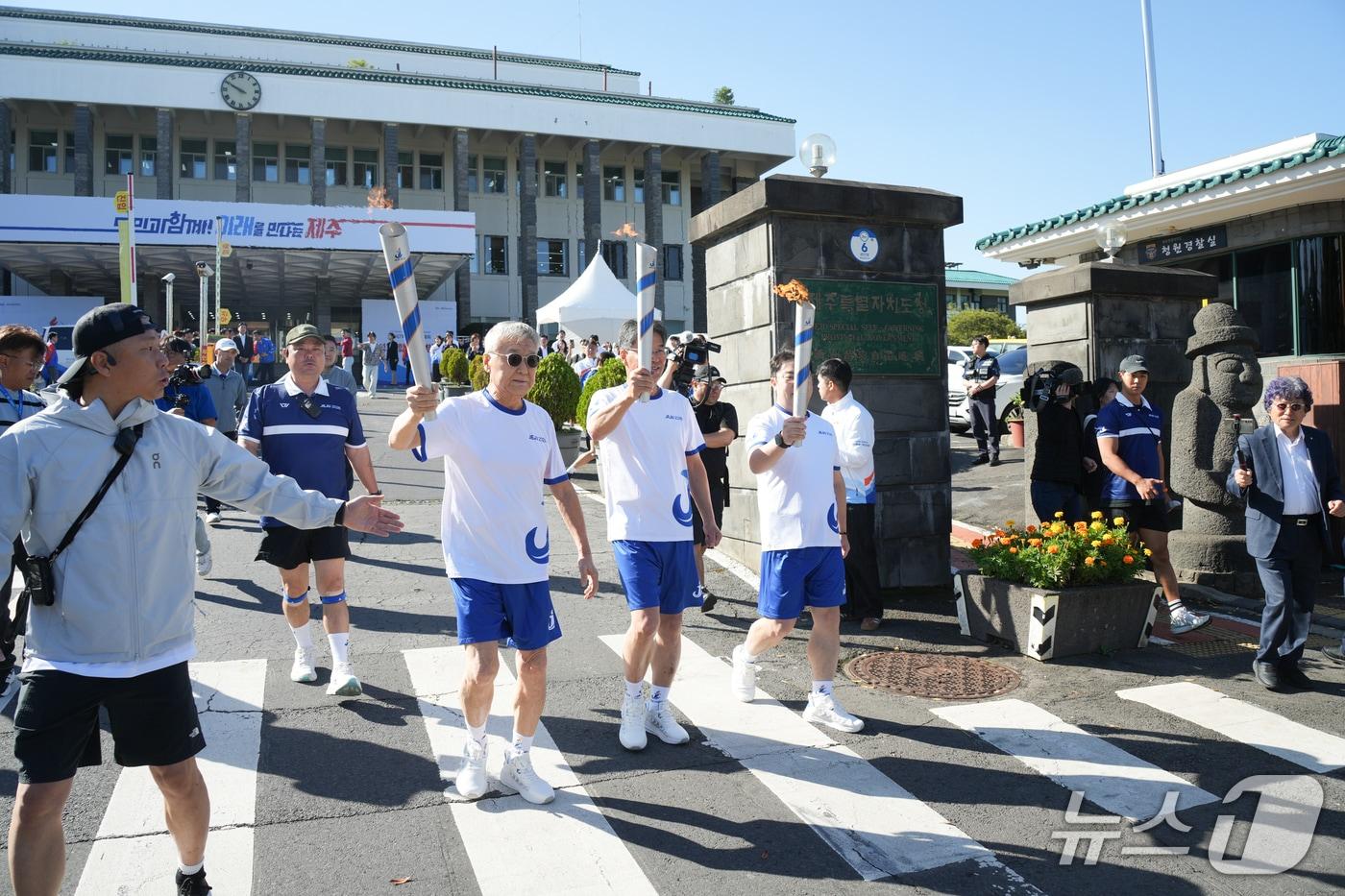 본문 이미지 - 14일 제주도청에서 제107회 전국체육대회 성화 합화 출발식이 열리고 있다. 대한체육회가 주최하는 이번 대회는 16일부터 22일까지 7일간 제주 전역에서 열린다.(제주특별자치도 제공, 재판매 및 DB 금지) /뉴스1