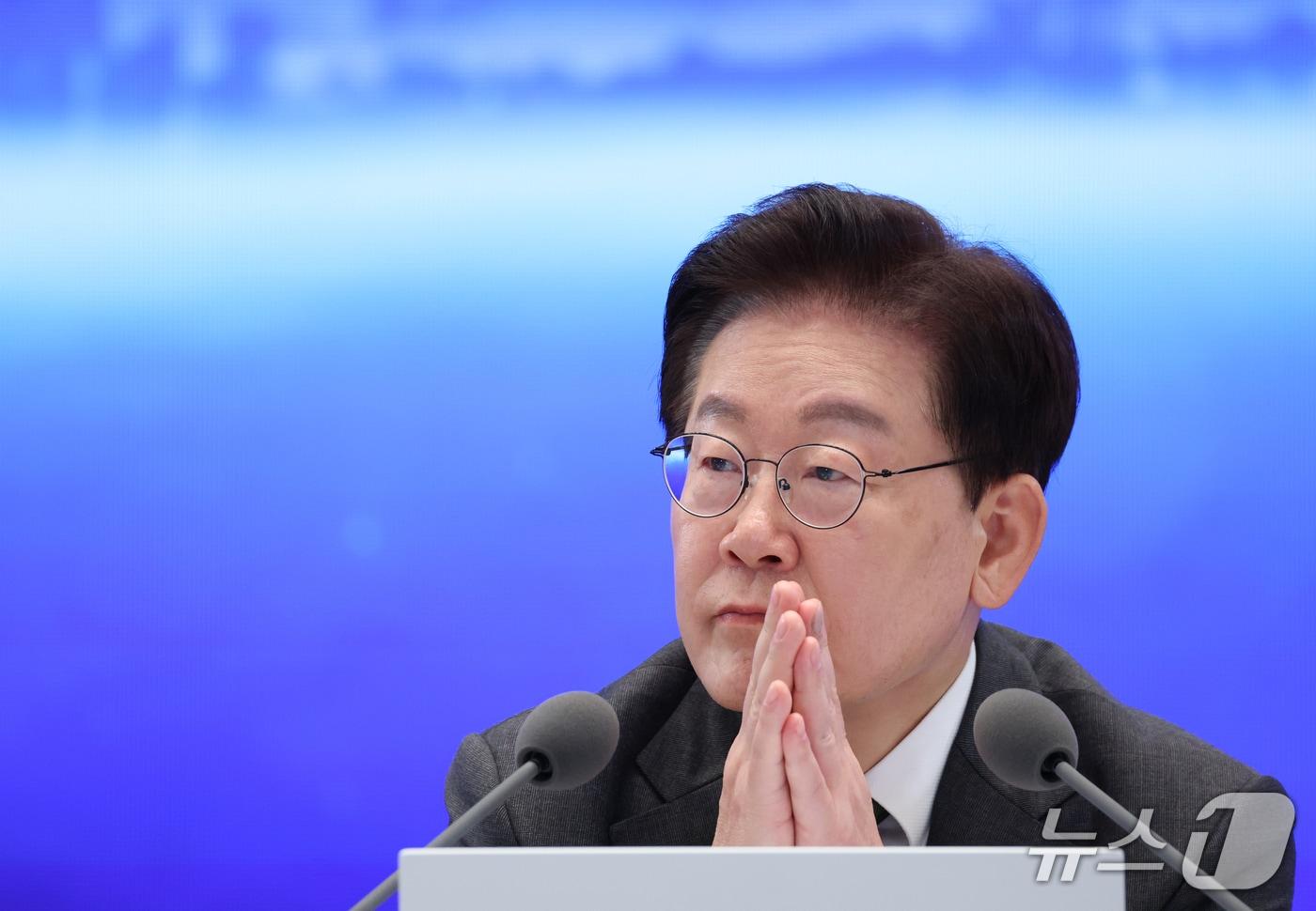 본문 이미지 - 이재명 대통령이 14일 청와대 영빈관에서 열린 국민주권정부 인구전략 비전 선포식에서 토론자의 발언을 경청하고 있다. (청와대통신사진기자단) 2026.10.14 ⓒ 뉴스1 허경 기자