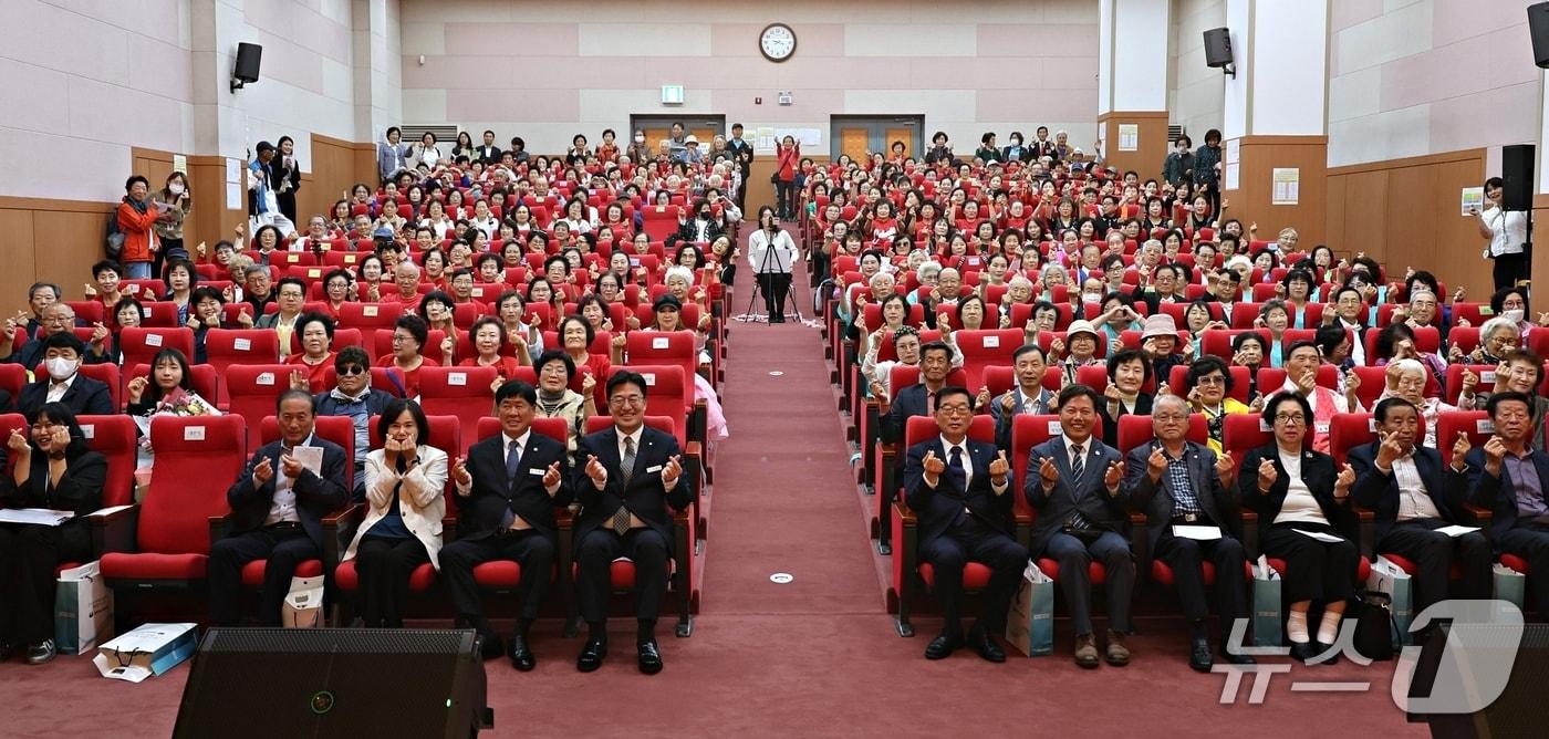 본문 이미지 - 진천군노인복지관 생거진천 들국화 문화축제.(진천군 제공. 재판매 및 DB 금지).2026.10.14/뉴스1