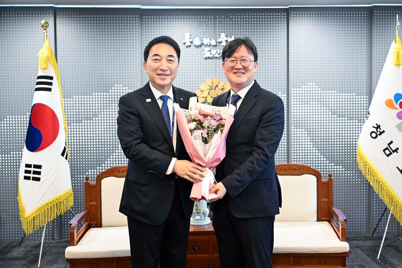 본문 이미지 - 박수현 충남지사(왼쪽)와 조원갑 신임 도 기획조정실장 (도 제공. 재판매 및 DB 금지)/뉴스1