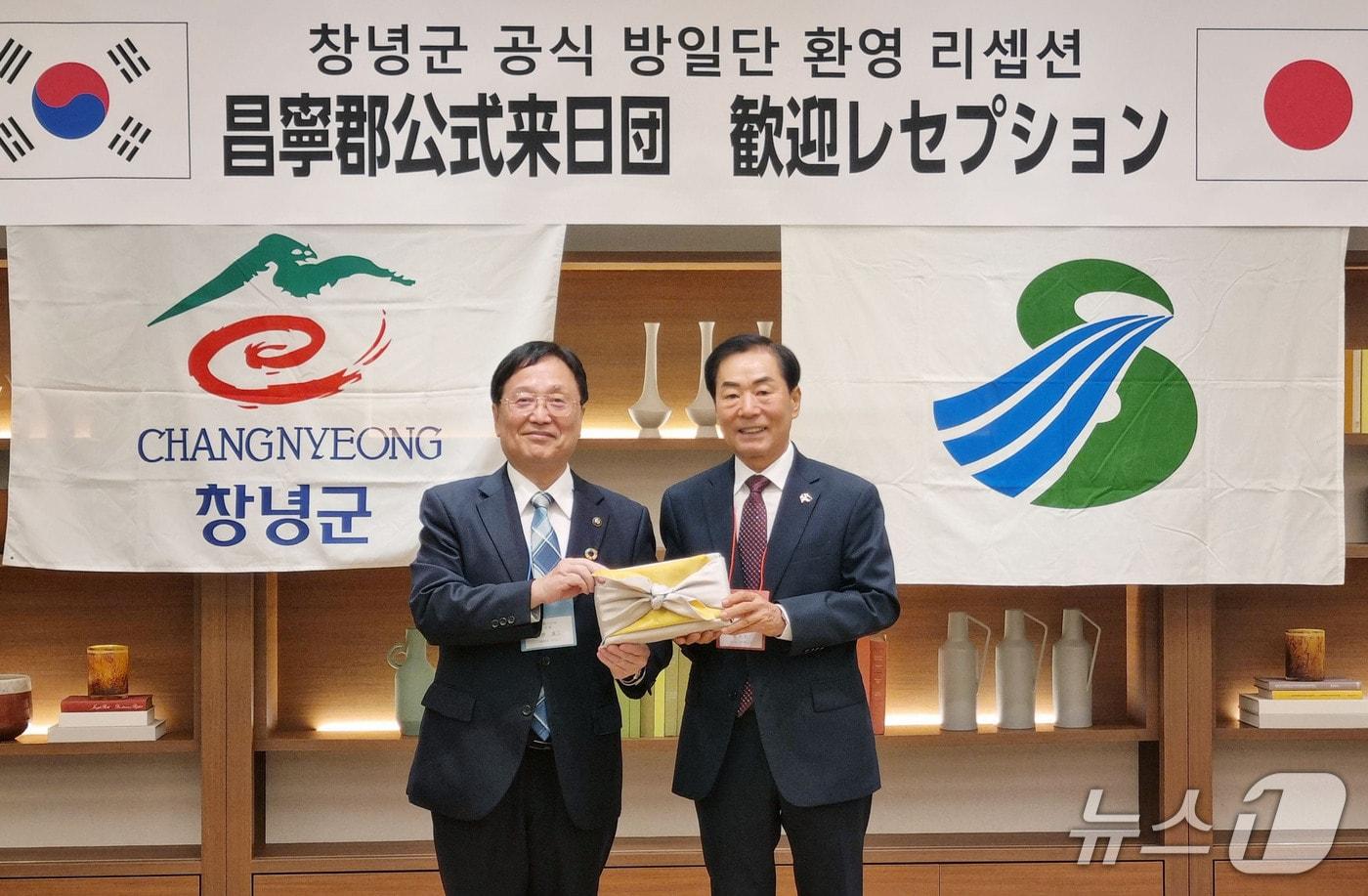 본문 이미지 - 일본 사쓰마센다이시를 공식 방문한 성낙인 창녕군수(오른쪽)가 13일 다나카 료우지 사쓰마센다이 시장을 만나 농산물 교역 확대 등 경제 협력 방안을 논의한 뒤 기념촬영을 하고 있다. (창녕군 제공. 재판매 및 DB 금지)