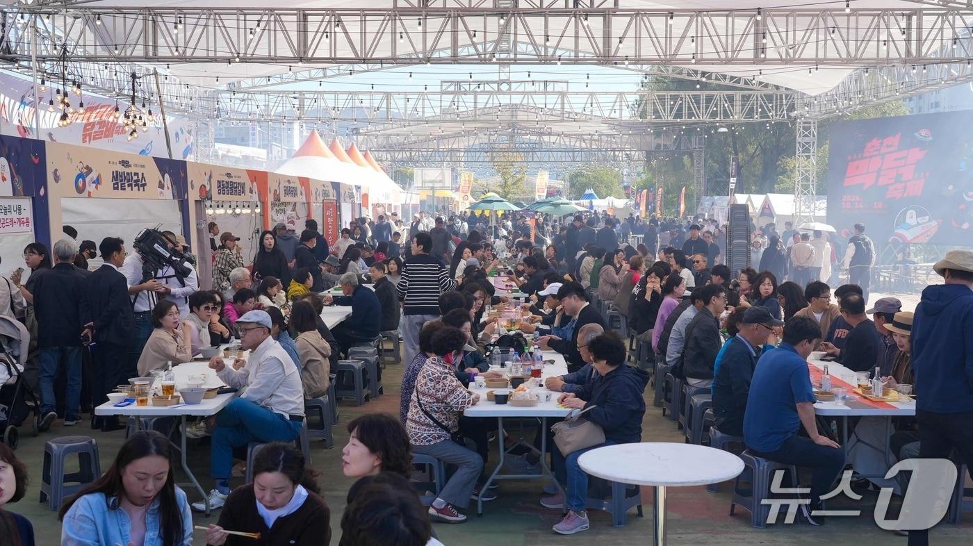 본문 이미지 - 14일 강원 춘천 공지천 수변 산책로 일원에서 열린 '2026 춘천막국수닭갈비축제'에서 방문객들이 막국수와 닭갈비를 맛보고 있다.춘천시 제공. 재판매 및 DB 금지)