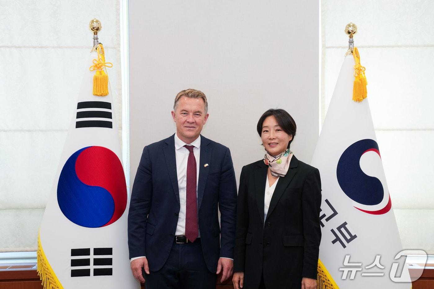 본문 이미지 - 정의혜 외교부 차관보가 14일 방한 중인 안드레아스 모츠펠트 크라비크 노르웨이 외교차관과 만나 방산·수산·첨단기술 분야의 협력 확대 방안과 한반도 등 주요 지역 정세를 논의했다.(외교부 제공).