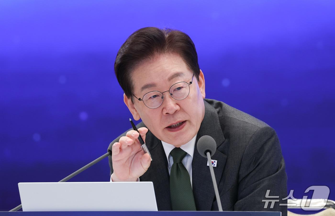 본문 이미지 - 이재명 대통령이 14일 청와대 영빈관에서 열린 국민주권정부 인구전략 비전 선포식에서 발언하고 있다. (청와대통신사진기자단) 2026.10.14 ⓒ 뉴스1 허경 기자