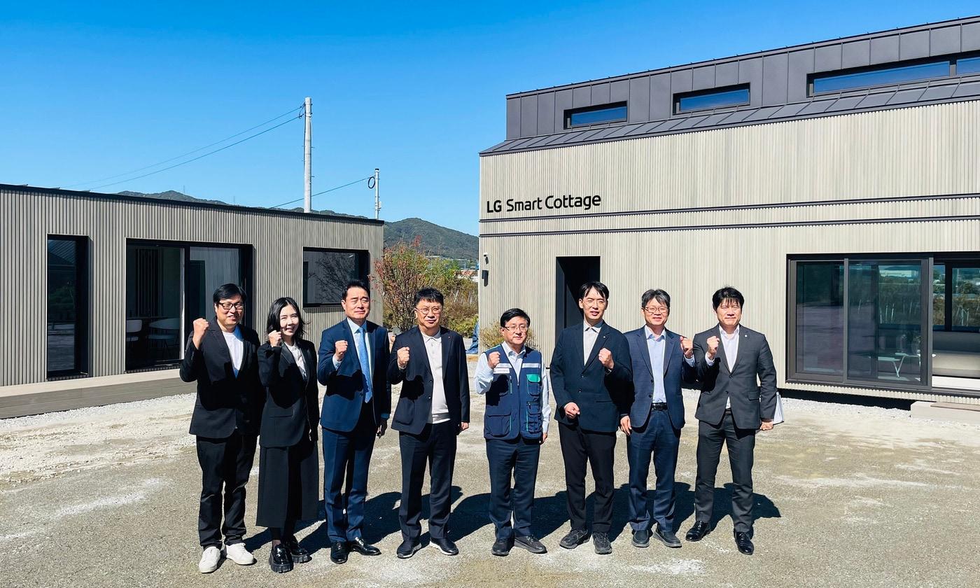 본문 이미지 - LG전자가 14일 충북 진천군에 위치한 'LG 스마트코티지 빌리지'에서 김성환 기후에너지환경부 장관에게 AI 가전과 냉난방공조(HVAC), 에너지 기술을 결합한 주거 설루션을 소개했다. 왼쪽에서 네번째부터 백승태 LG전자 HS사업본부장 부사장, 김성환 장관, 조연우 LG 스마트코티지 대표. (LG전자 제공)
