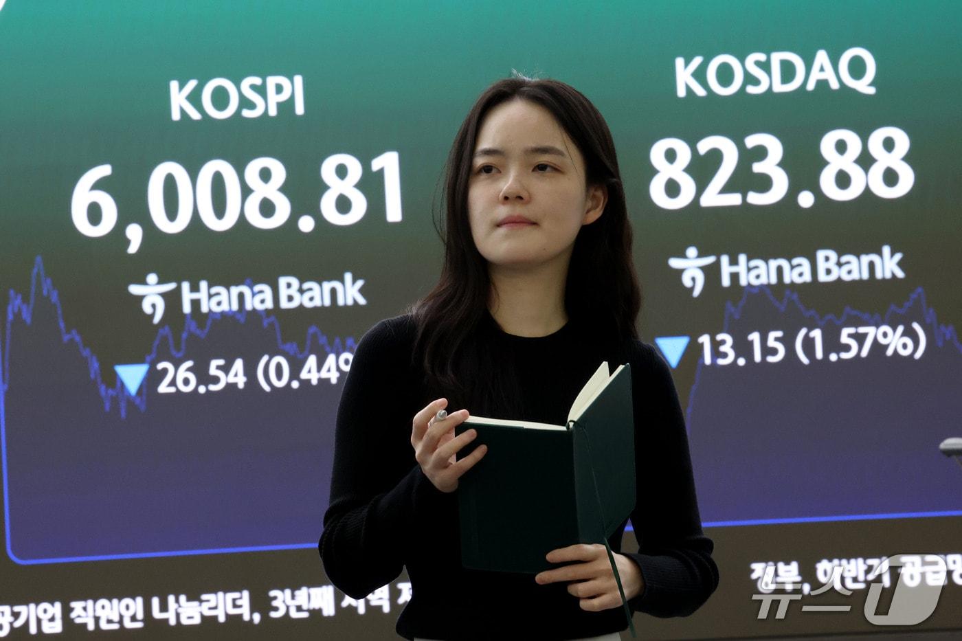 본문 이미지 - 코스피가 6거래일 연속 하락 마감한 14일 오후 서울 중구 하나은행 본점 딜링룸 현황판에 전장대비 26.54포인트(0.44%) 하락한 6,008.81을 나타내고 있다. 2026.10.14 ⓒ 뉴스1 이광호 기자