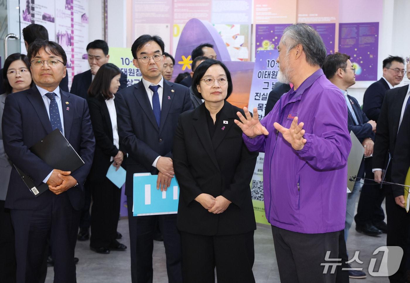 본문 이미지 - 한성숙 국무총리가 10·29 이태원 참사 4주기를 앞두고 14일 오후 서울 종로구 참사 기억소통공간 별들의집에서 유가족과 간담회에 앞서 이정민 유가족협의회 운영위원장으로부터 공간 설명을 듣고 있다. (공동취재) 2026.10.14 ⓒ 뉴스1 이종수 기자