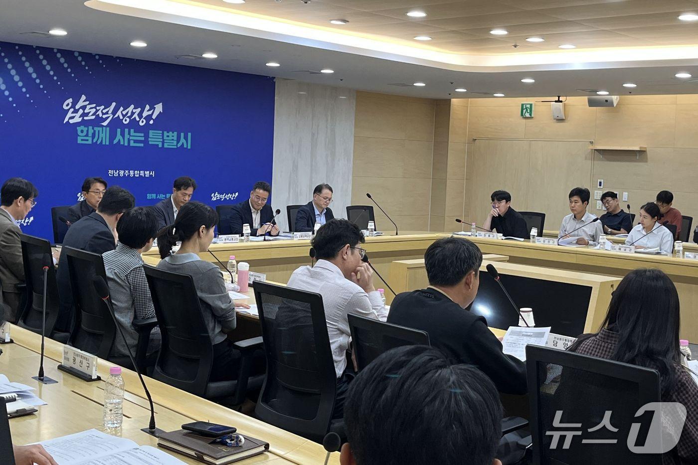본문 이미지 - 전남광주통합특별시가 14일 광역교통협의회 사전 실무회의를 열고 60분 생활권 광역교통체계를 논의하고 있다.(전남광주통합특별시 제공. 재판매 및 DB 금지.) 2026.10.14
