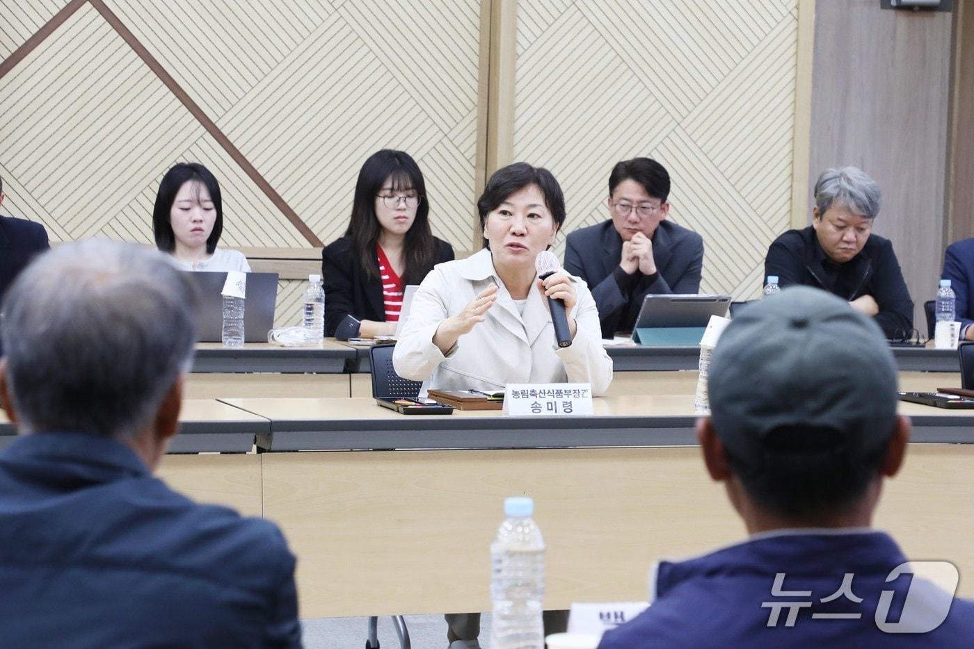 본문 이미지 - 송미령 농림축산식품부 장관이 14일 함양군청에서 농업인들과 간담회를 하고 있다(함양군 제공. 재판매 및 DB 금지)