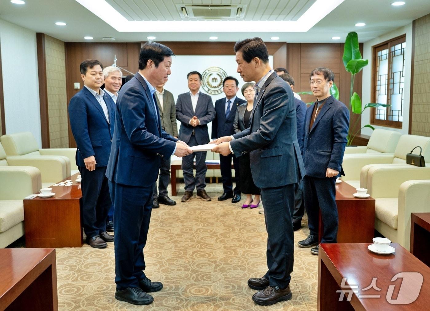 본문 이미지 - 충남대학교 총동창회는 14일 김정겸 총장에게 대학 통합 재추진을 요청하는 건의서를 전달했다. (충남대 제공. 재판매 및 DB금지) /뉴스1
