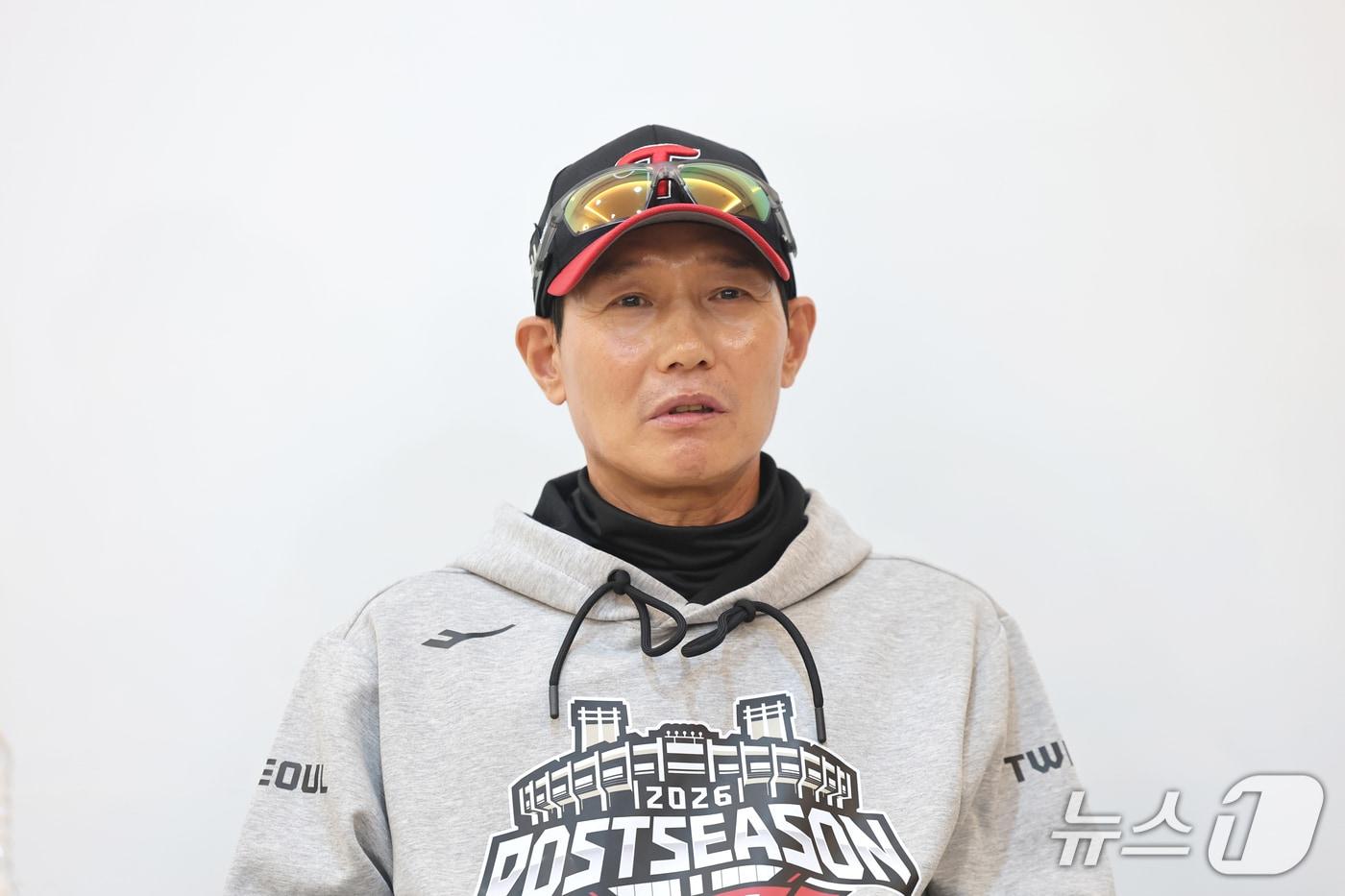 본문 이미지 - 염경엽 LG 감독이 14일 서울 송파구 잠실야구장에서 열리는 프로야구 2026 KBO 포스트시즌 와일드카드 결정 1차전 두산 베어스와 LG 트윈스의 경기 전 인터뷰를 하고 있다. (공동취재) 2026.10.14 ⓒ 뉴스1 이호윤 기자