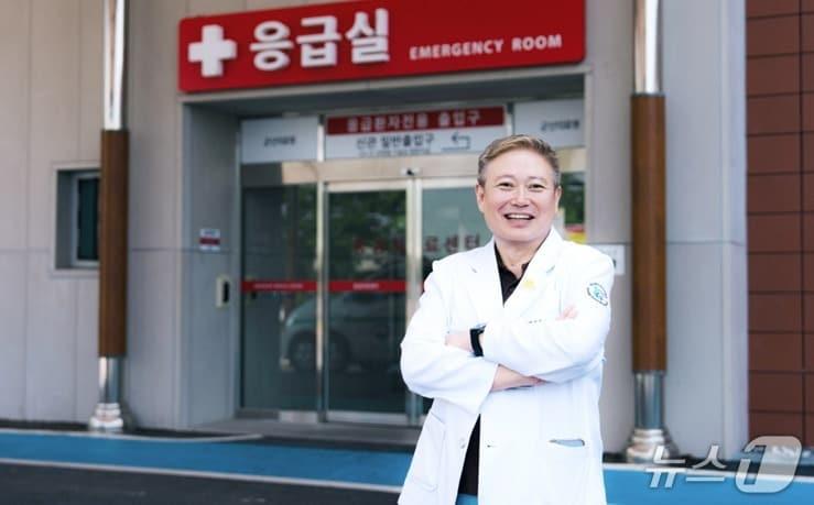 본문 이미지 - 수도권에서 오랜 기간 손 부위(수부) 외상과 미세수술 분야의 전문성을 쌓은 임종선 전북 군산의료원 정형외과 전문의는 농업과 어업 종사자가 많아 손 부상이 빈번한 군산으로 내려왔다. 보건복지부 등은 임 전문의를 포함한 시니어의사 3인의 목소리를 한 권의 책으로 발간했다.(보건복지부 제공)