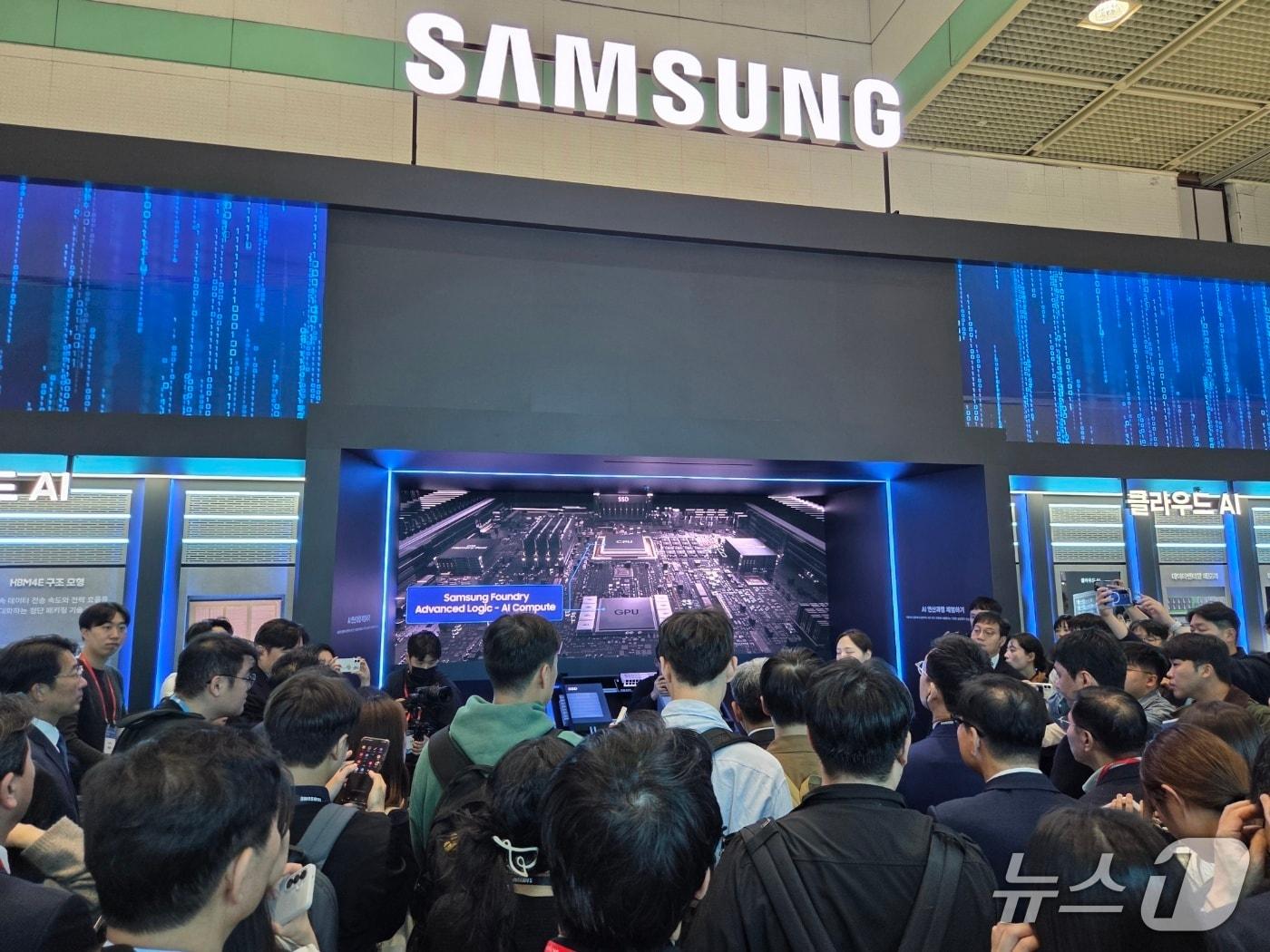 본문 이미지 - 서울 강남구 코엑스 '반도체대전 2026'에서 삼성전자가 설치한 부스에 몰리고 있다. 2026. 10. 14/뉴스1 황진중 기자