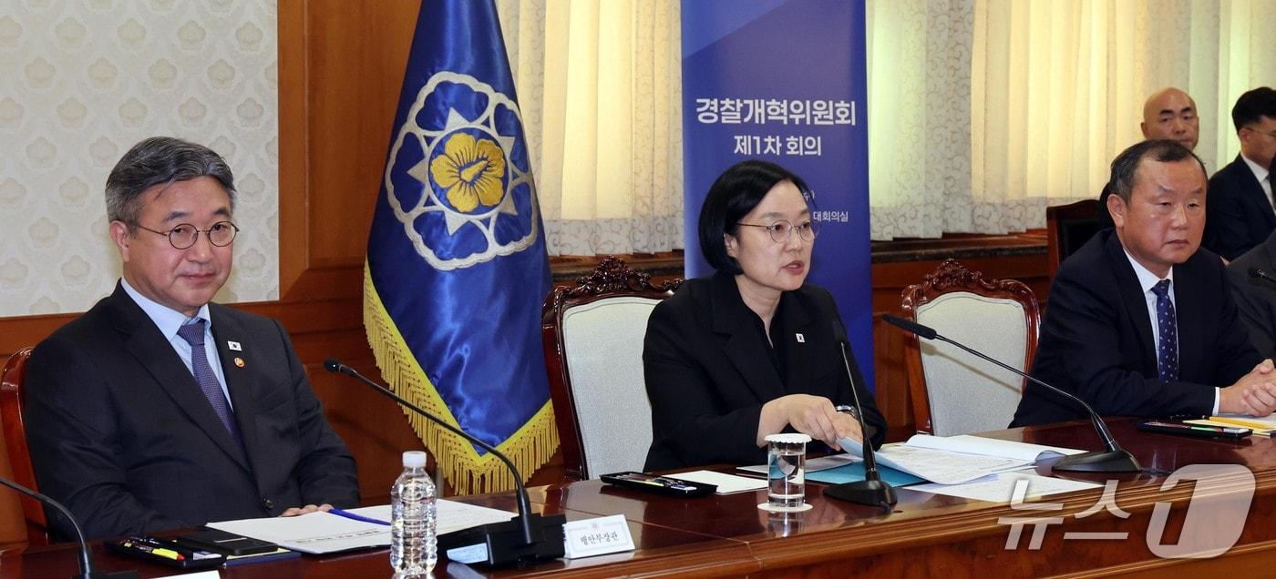 본문 이미지 - 한성숙 국무총리가 14일 서울 종로구 정부서울청사에서 열린 경찰개혁위원회 1차 회의에서 모두발언 하고 있다. 2026.10.14 ⓒ 뉴스1 이종덕 기자