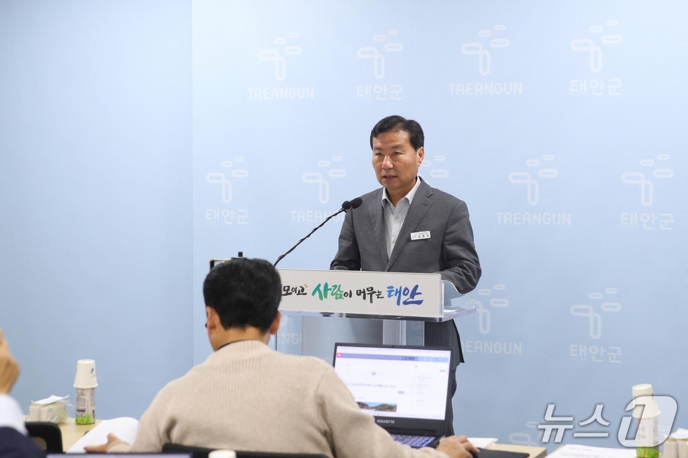본문 이미지 - 김동선 태안군 복지증진과장이 14일 군청 브리핑룸에서 민선 9기 보훈 정책 추진계획을 설명하고 있다.(태안군 제공. 재판매 및 DB 금지)