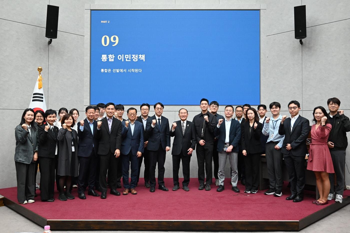 본문 이미지 - 법무부가 14일 정부과천청사에서 제272회 미래정책포럼을 개최했다. 이날 행사에는 라종억 통일문화연구원 이사장을 초청했다.(법무부 제공. 재판매 및 DB 금지)2026.10.14 ⓒ 뉴스1