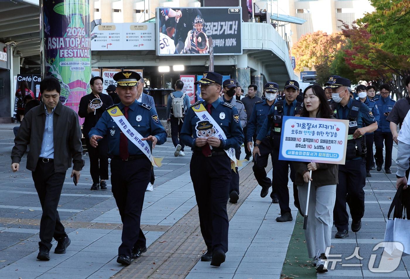 본문 이미지 - 14일 2026 프로야구 포스트시즌 와일드카드 결정전 두산 베어스와 LG 트윈스의 경기가 열리는 잠실야구장 주변에서 경찰들이 밀집지역 관리와 암표 단속 등을 위해 이동하고 있다. 2026.10.14 ⓒ 뉴스1 김진환 기자