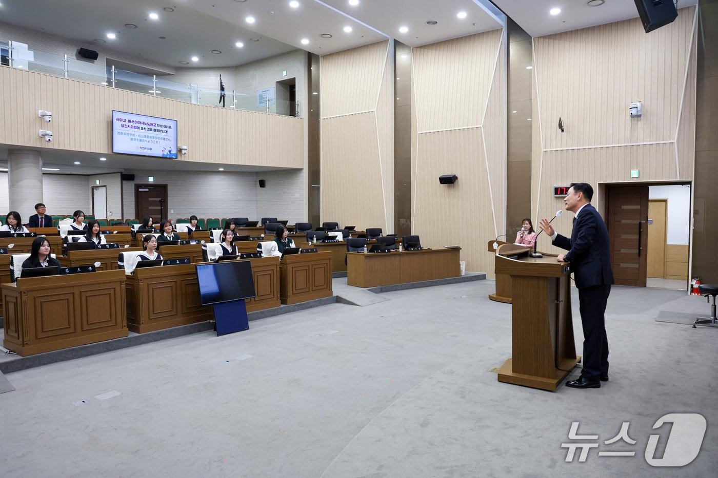 본문 이미지 - 김선호 당진시의회 의장이 지난 13일 당진시의회 본회의장에서 한·일 고교 국제교류 프로그램에 참여한 서야고와 일본 시노노메고 학생들에게 지방의회의 역할을 설명하고 있다.(당진시의회 제공. 재판매 및 DB 금지)