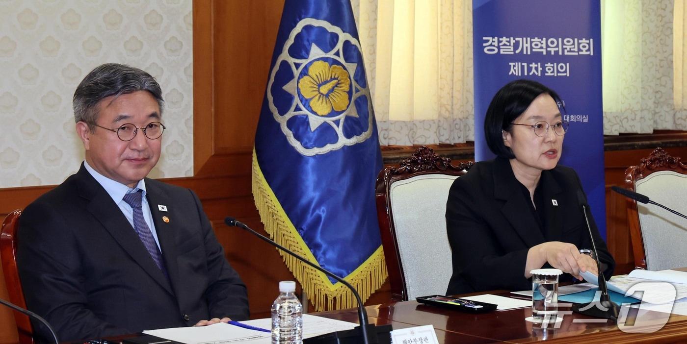 본문 이미지 - 한성숙 국무총리가 14일 서울 종로구 정부서울청사에서 열린 경찰개혁위원회 1차 회의에서 모두발언 하고 있다. ⓒ 뉴스1 이종덕 기자